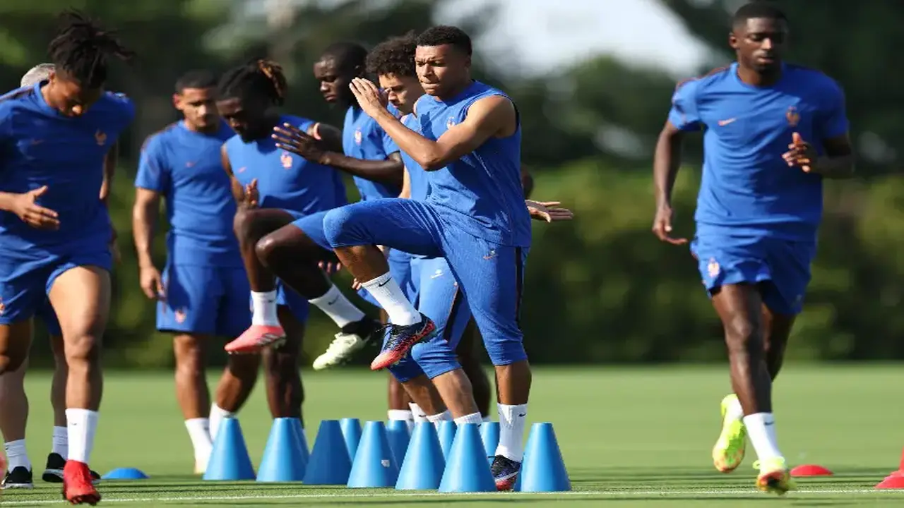 متى ستقام مباراة فرنسا ومورocco في كأس العالم؟